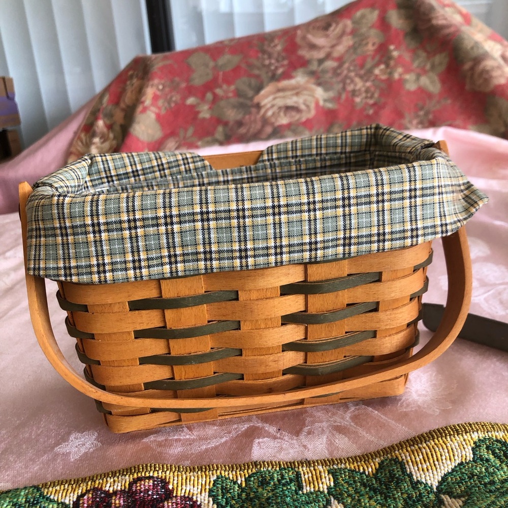 Longaberger Basket with Checkered Liner 2002 Dresden with plastic insert liner - Picture 3 of 4